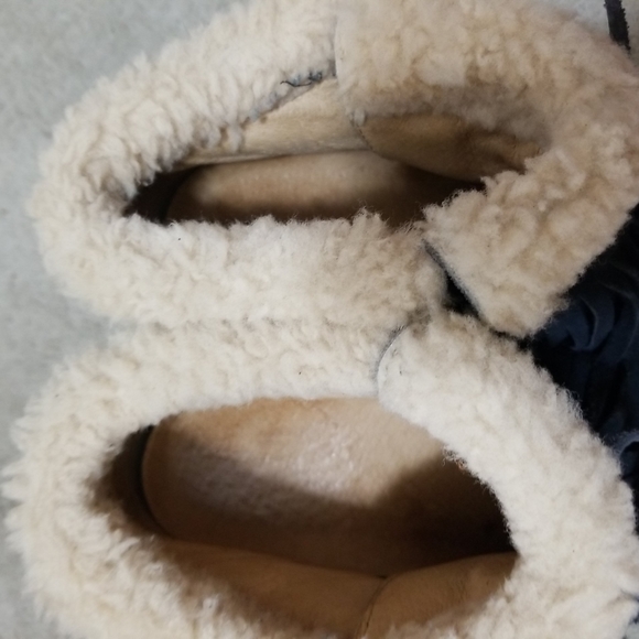 koolaburra by ugg wedge fringe boot Size 10. Boot is used and in good condition. - Picture 13 of 13